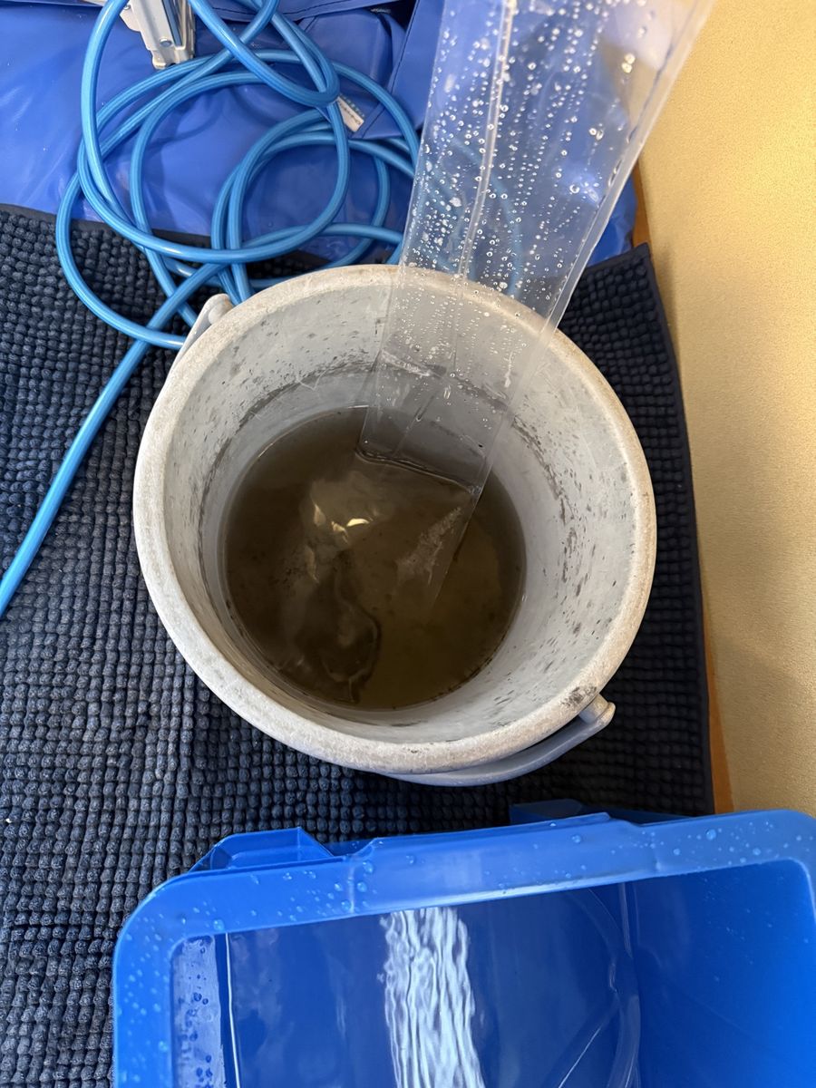 エアコン内部の高圧洗浄によって流れ出た茶色い汚水
